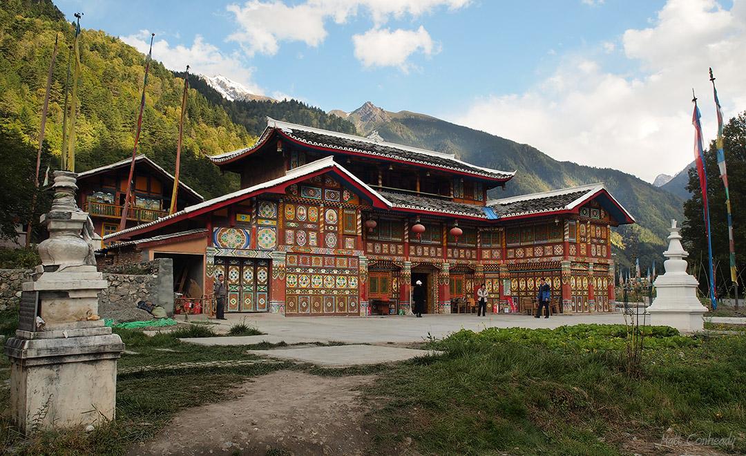 Làng văn hóa dân tộc Tạng Atoz tour