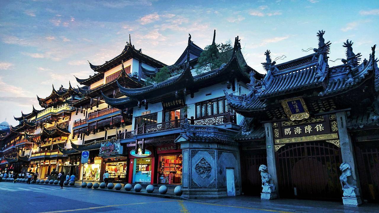 Khu phố cổ Miếu Thành Hoàng (City God Temple Bazaar)atoz tour