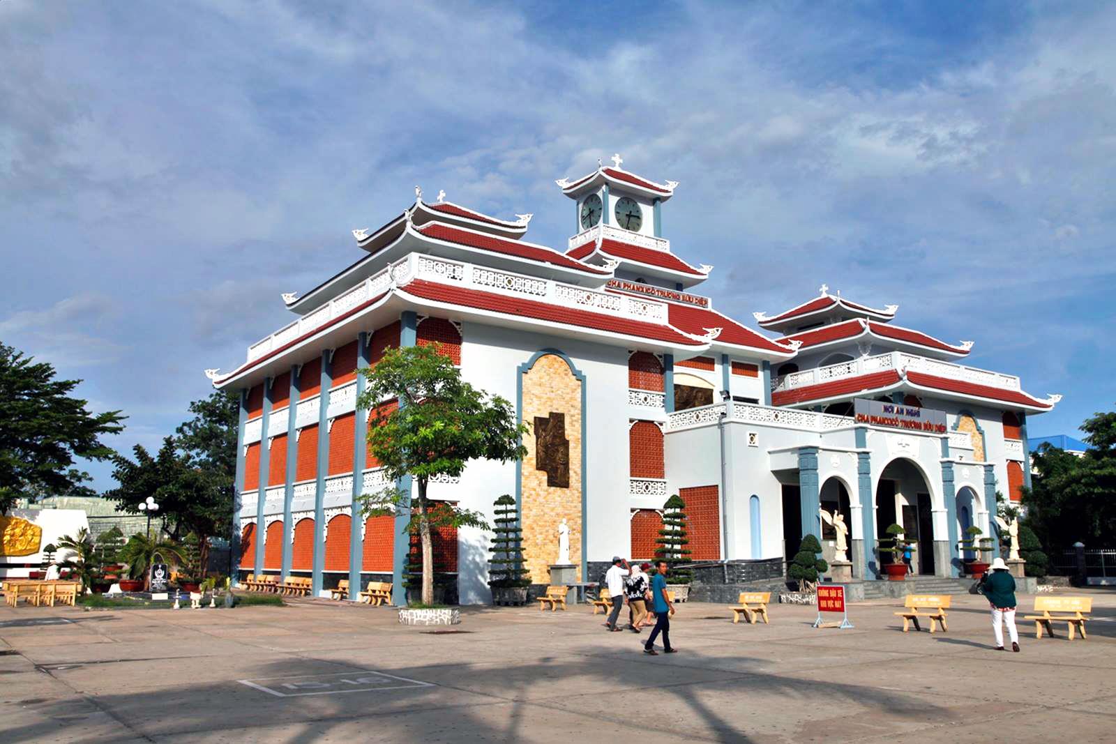 Viếng mộ Cha Trương Bửu Diệp Atoz tour