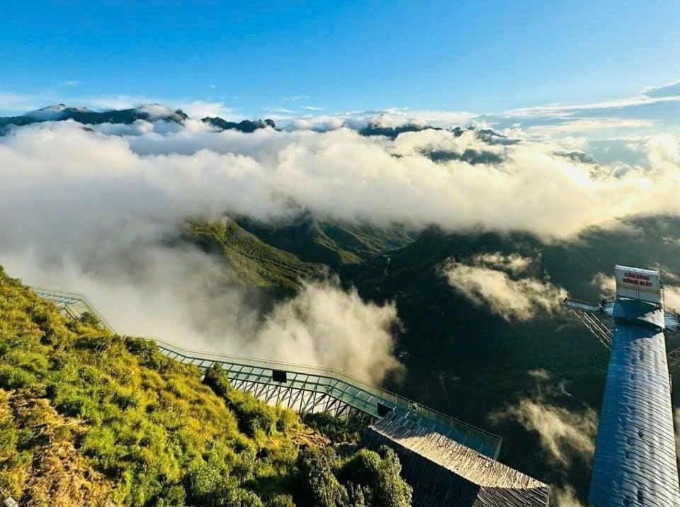Cầu Kính Rồng Mây atoz tour