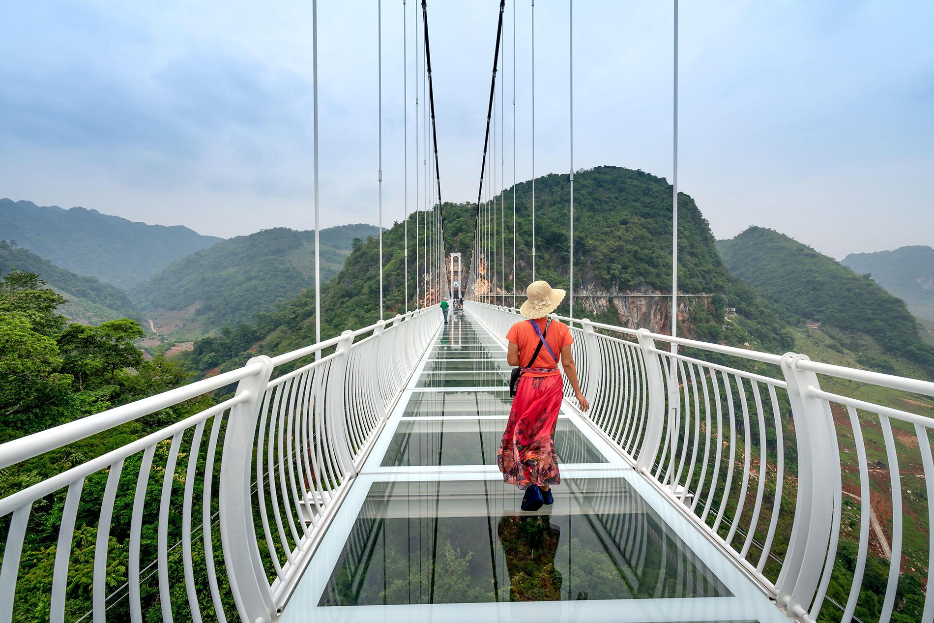 Cầu Kính Bạch Long atoz tour
